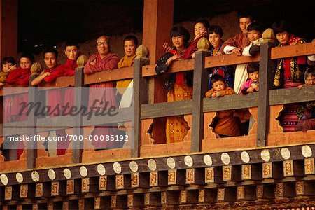 Spectateurs de garde-corps à Punakha Dromche Festival Bhoutan