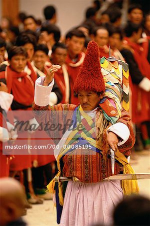 Mann in Punakha Dromche Festival Bhutan aufzutreten