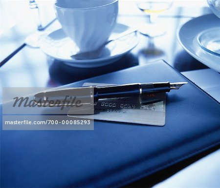 Stylo-plume, carte de crédit et Bill Holder sur Table de Restaurant