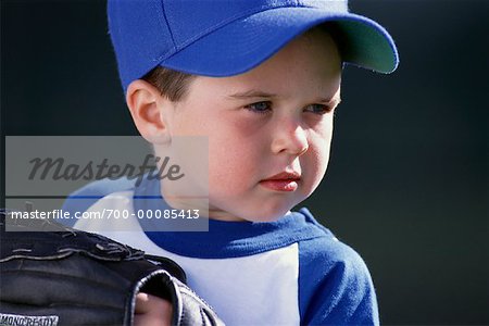 Jungen tragen Baseball Uniform und Handschuh