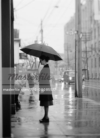 Femme Debout Dans La Rue Avec Parapluie Sous La Pluie Photographie De Stock Masterfile Rights Managed Artiste Michael Mahovlich Code 700 00085577