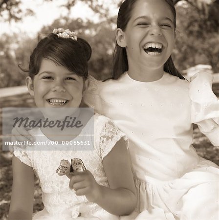 Portrait de deux jeunes filles portant des robes, Holding jouet papillon en plein air