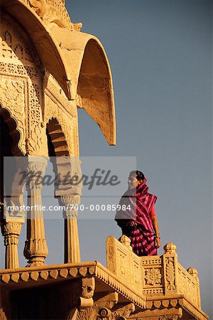 Femme debout sur le balcon Jaisalmer, Rajasthan, Inde