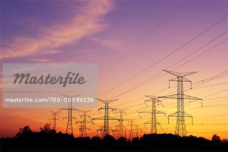 Silhouette de pylônes et de lignes électriques au coucher du soleil près de Toronto, Ontario, Canada