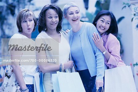 Vier Frauen mit Einkaufstaschen im freien