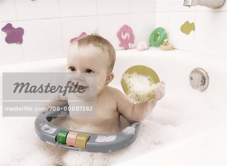 Bébé dans la baignoire