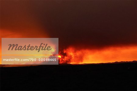 Feu de forêt au coucher du soleil au Colorado, USA