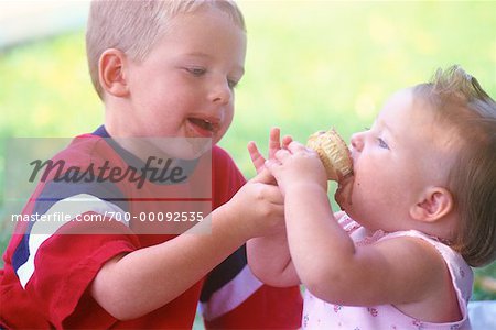 Deux enfants mangeant de la crème glacée