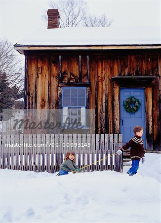 Enfants jouant dans la neige