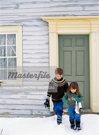 Enfants portant des patins à glace