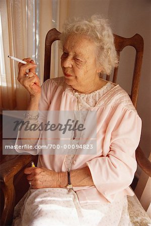 Personnes âgées Dame cigarette