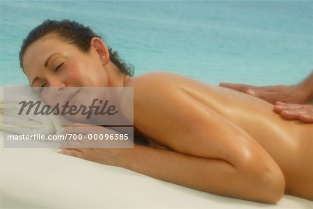 Femme recevant un Massage sur la plage de Paradise Island, Bahamas