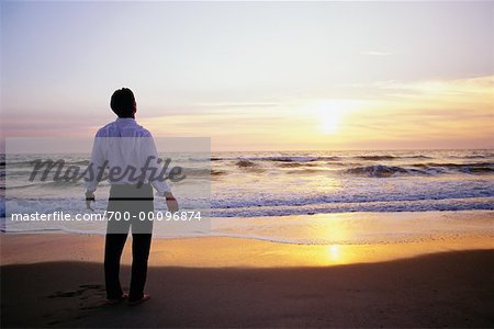 Homme debout sur la plage