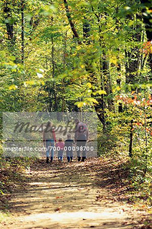 Familie, Wandern im Wald