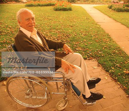 Mature homme en fauteuil roulant à l'extérieur