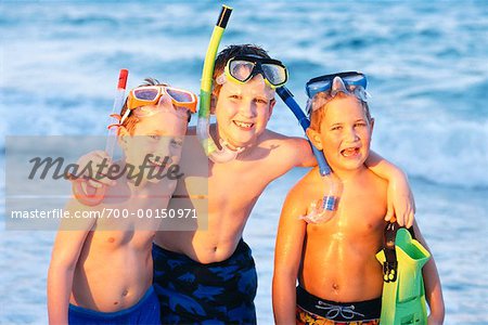 Portrait de garçons sur la plage avec tubas et palmes