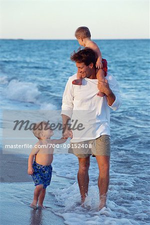 Père et fils à la plage