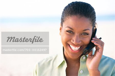 Portrait d'une femme à l'aide de téléphone portable