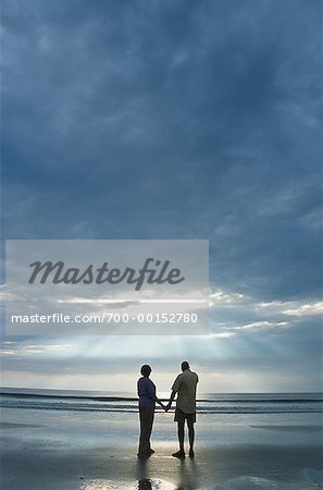 Couple d'âge mûr sur la plage