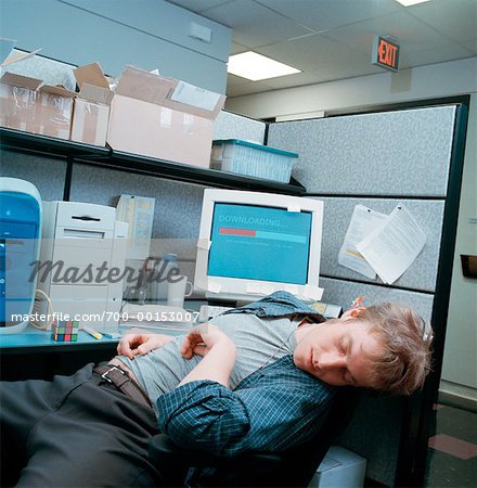 Homme dort au bureau