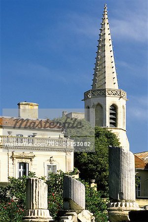 Die römischen Ruinen und Kirche Arles, Provence, Frankreich