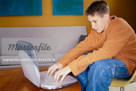 Garçon avec ordinateur portable