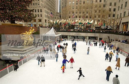 Verschwommene Sicht auf Menschen, Eislaufen, Rockefeller Center New York, New York, USA