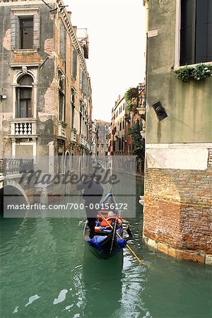 Gondolier et bâtiments, Venise, Italie