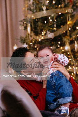 Vater und Baby an Weihnachten