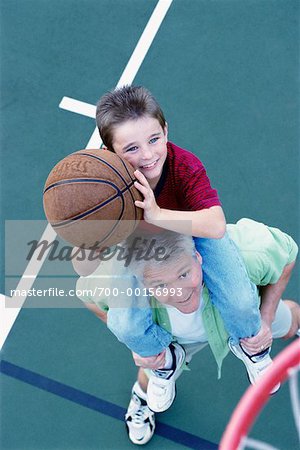 Père et fils, jouer au basket