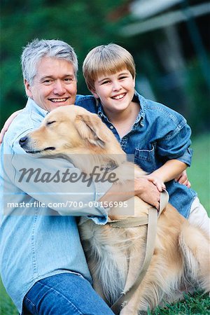 Père et fils avec chien