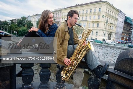 Young Woman Young Man Saxophon spielen hören