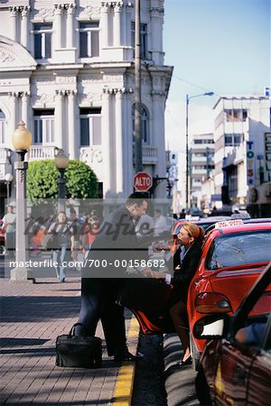 Couple sortir d'une voiture