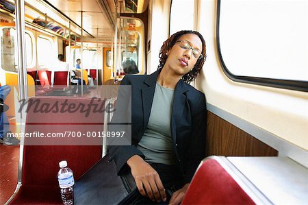 Frau schlafen in der U-Bahn