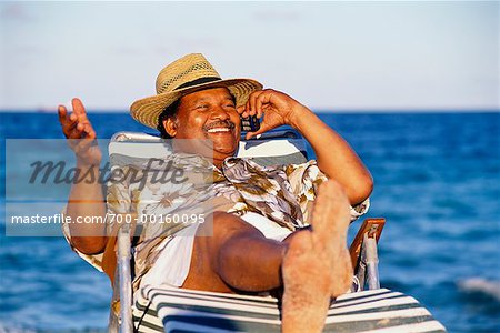 Mann am Strand mit Handy