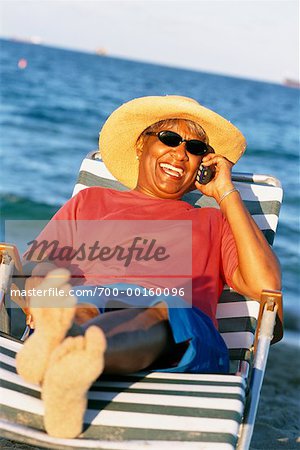 Femme à la plage avec téléphone