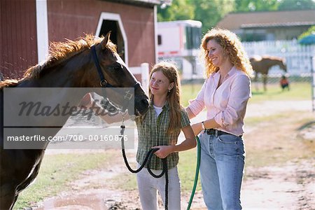 Mère et fille avec cheval