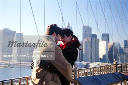 Jeune Couple s'enlaçant sur pont