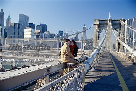 Jeune Couple de s'embrasser sur le pont