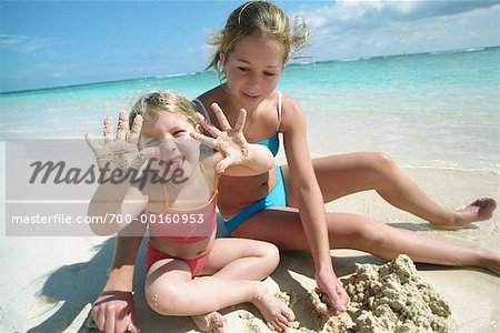 Deux jeunes filles sur la plage