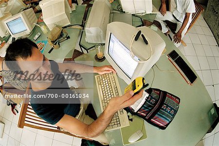 Homme dans un Cyber café