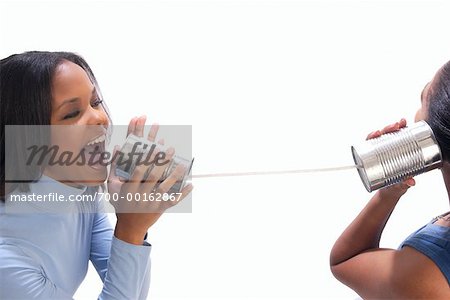Zwei Frauen mit Blechdose Telefone