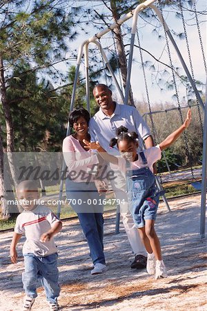 Familie am Spielplatz