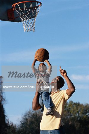 Vater und Sohn, die Basketball spielen