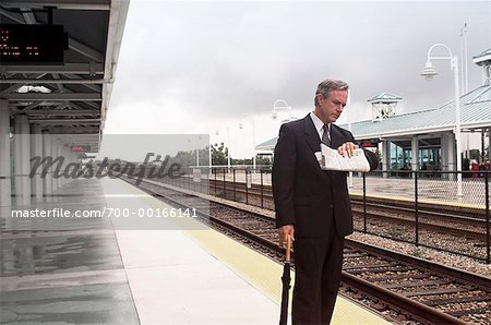 Homme d'affaires en attente pour le Train