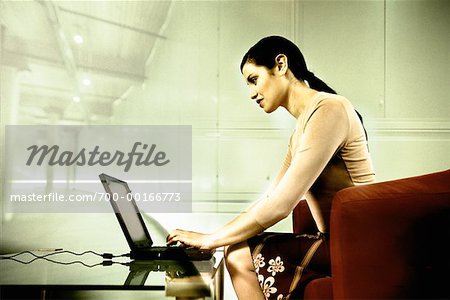 Femme à l'aide d'ordinateur portable
