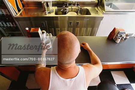 Mann sitzt an Diner Theke