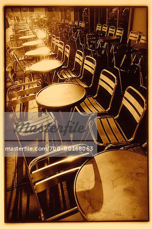 Café-Tische und Stühle