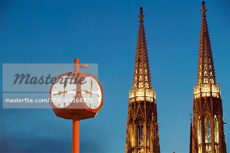 Votivkirche et horloge, Vienne, Autriche