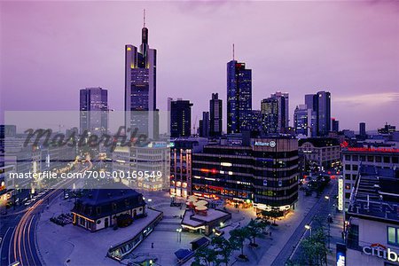 Frankfurter Skyline bei Dämmerung Frankfurt am Main